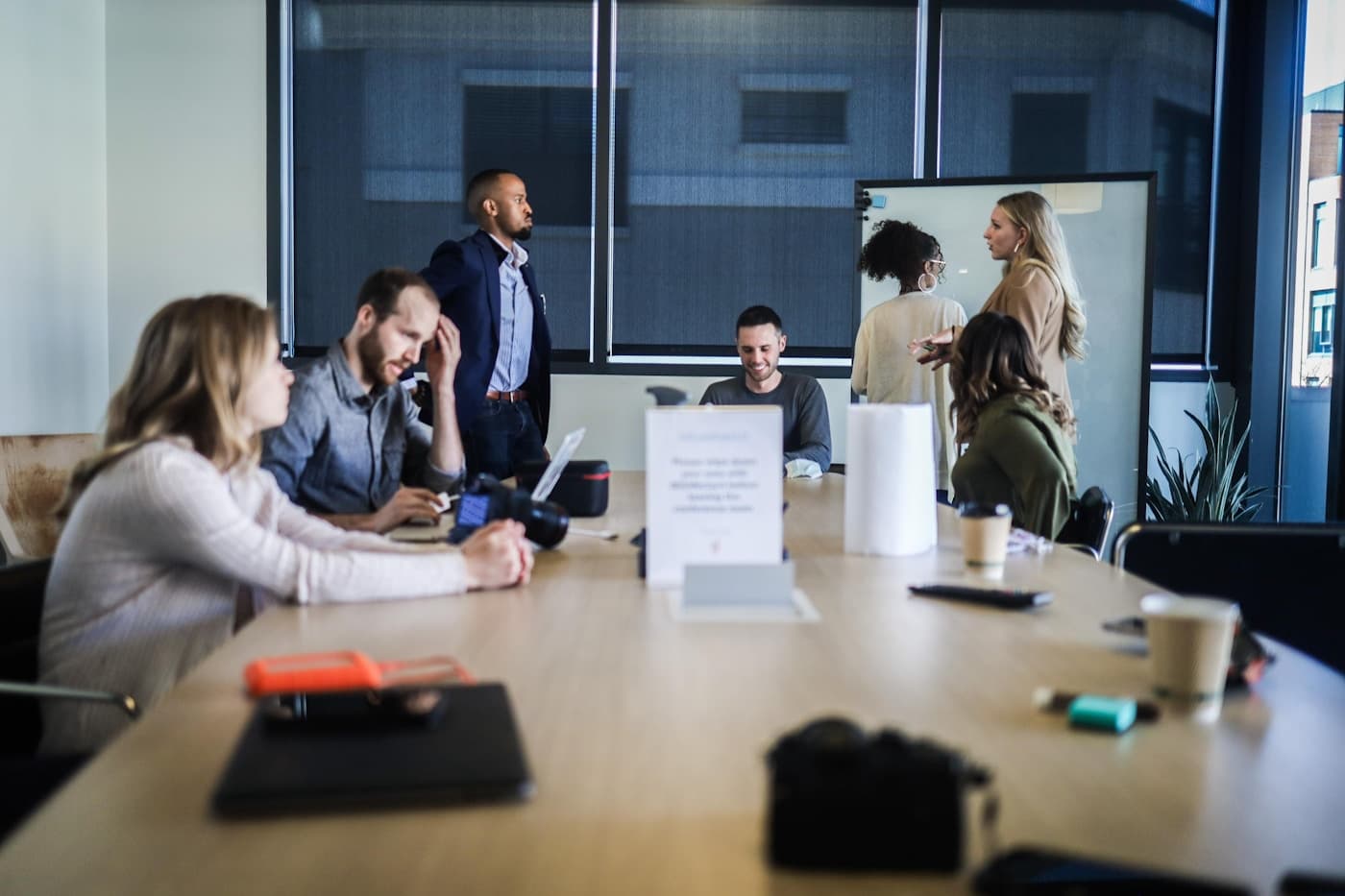 A diverse UK product team in a working session — the kind of senior collaboration Aiinfox runs with London, Manchester and Edinburgh clients under UK GDPR and FCA-aware engagements.